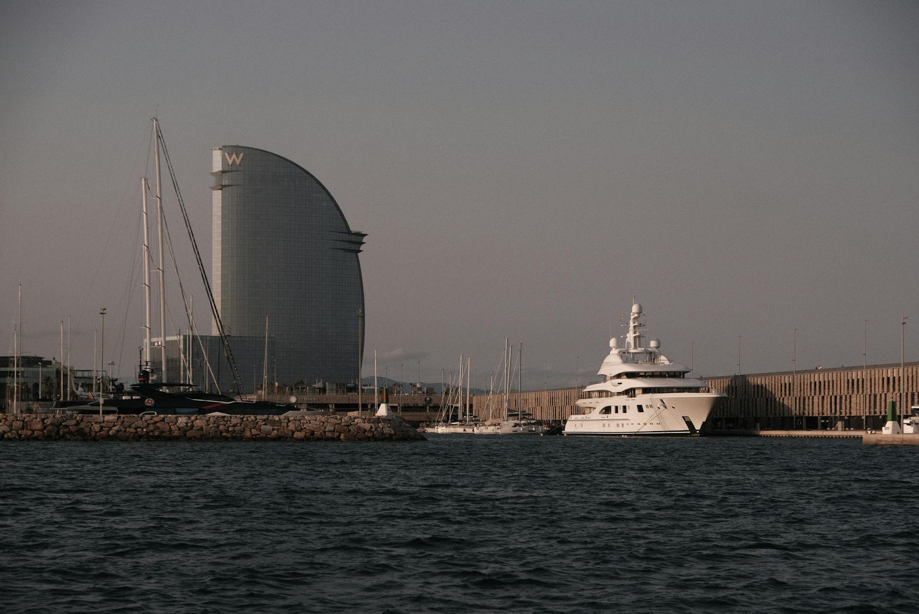 Majówka w Tomaszowie Mazowieckim: zielone tereny i ludzie cieszący się wiosennym dniem