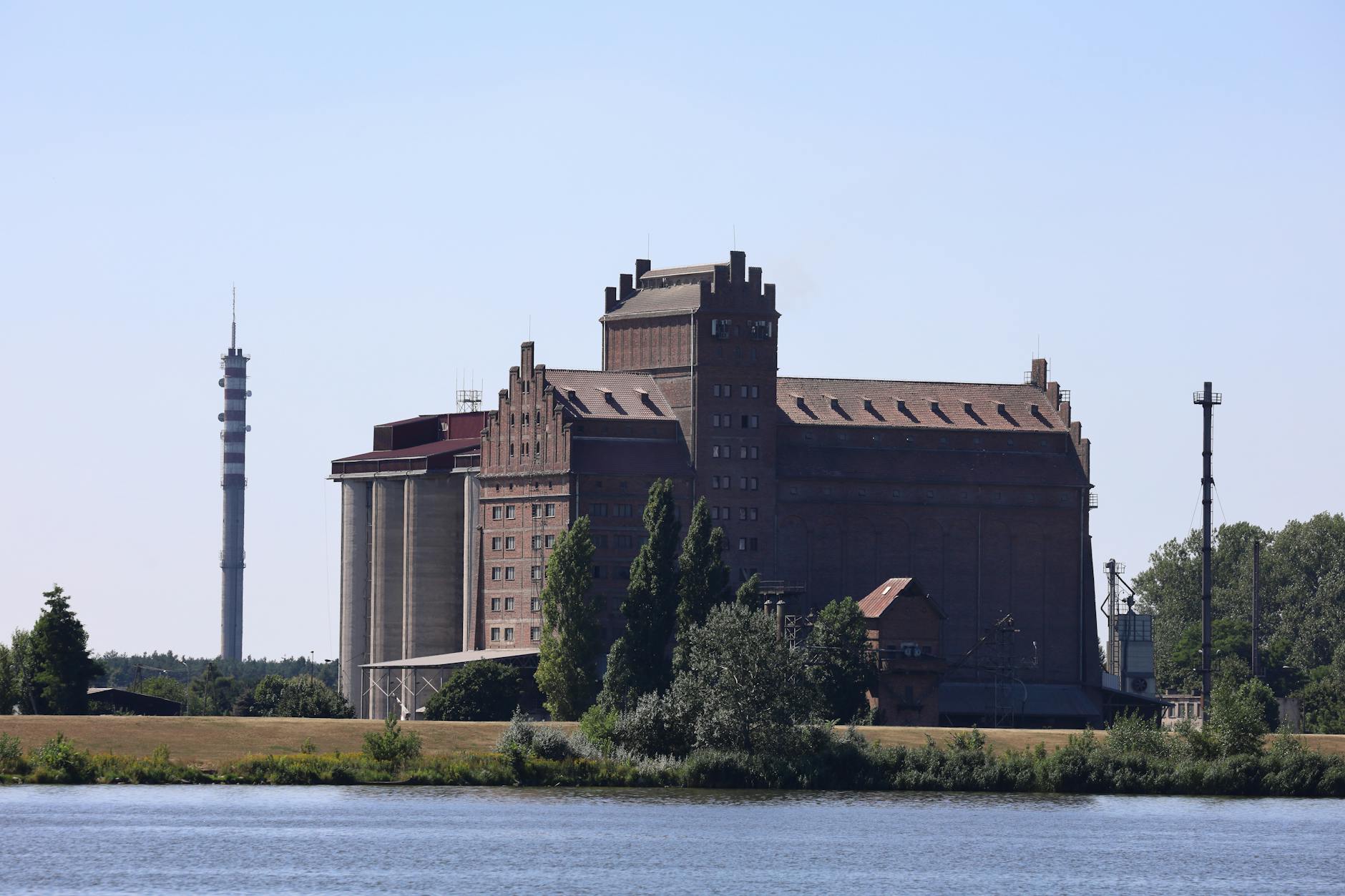Ilustracja symbolizująca zbliżający się termin składania deklaracji PIT, z elementami charakterystycznymi dla Tomaszowa Mazowieckiego.