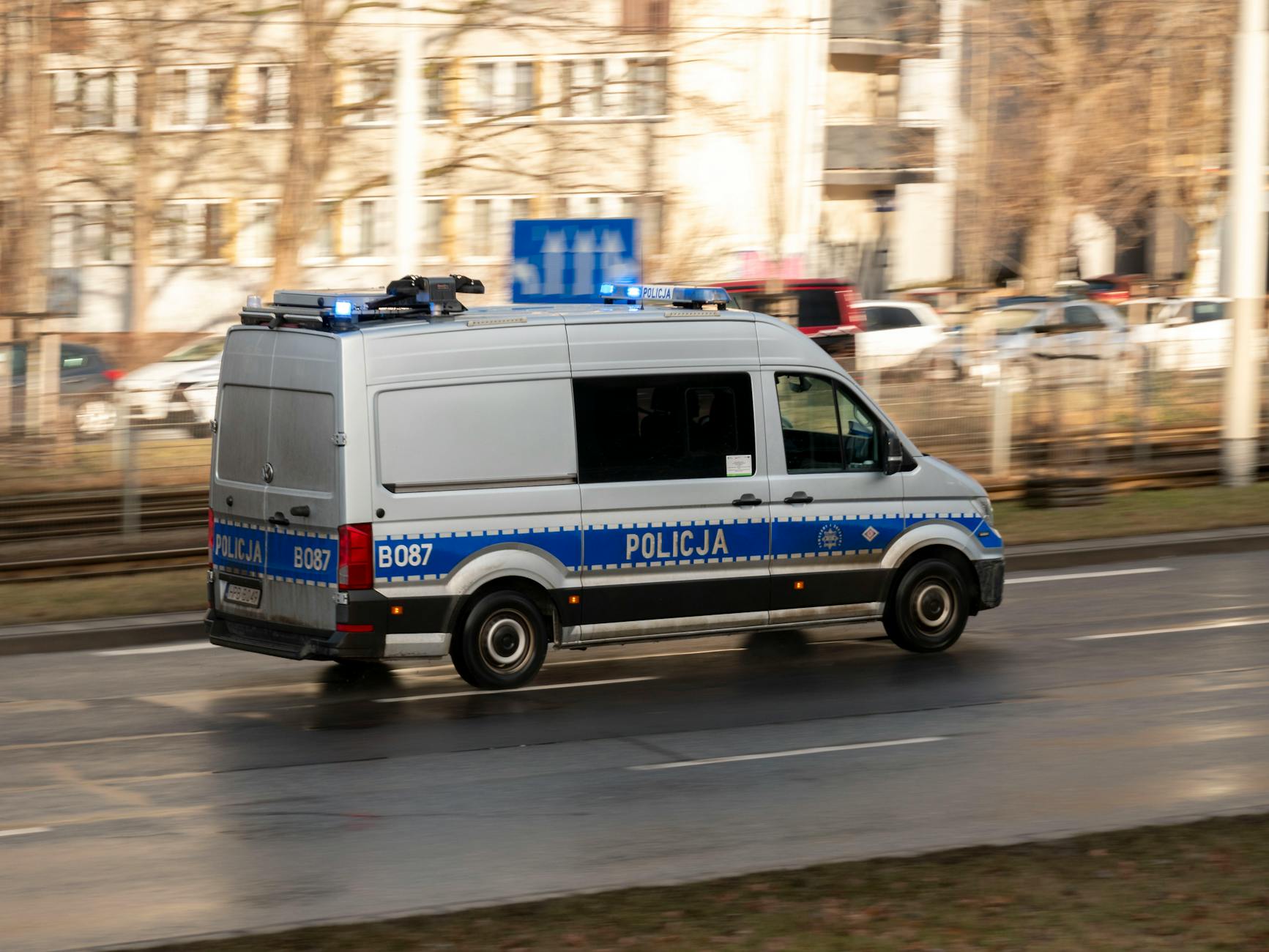 Ilustracja przedstawiająca elementy bezpieczeństwa w rolnictwie oraz zabytkowy kirkut - symbol dziedzictwa Tomaszowa Mazowieckiego