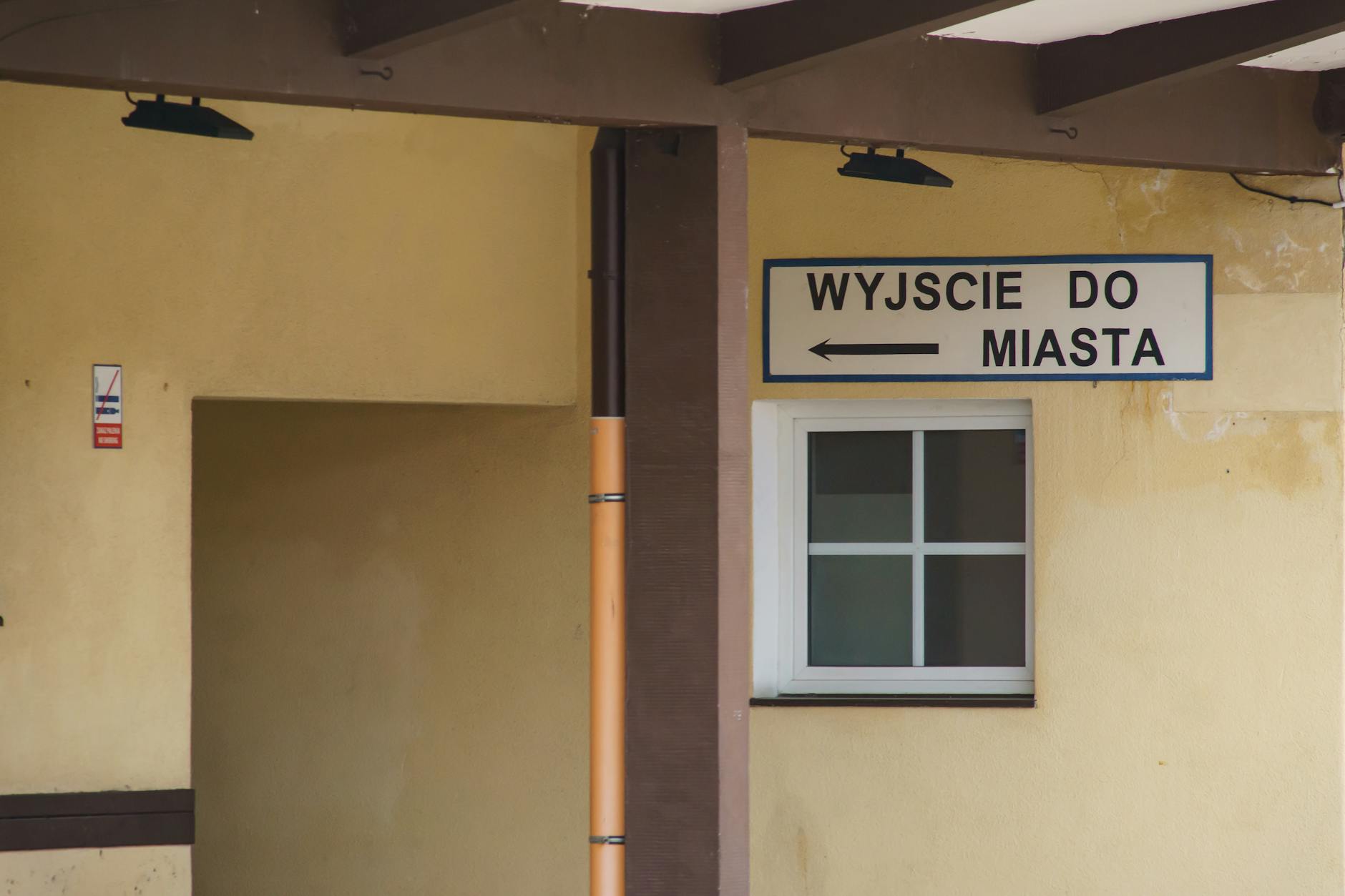 Panorama miasta Tomaszów Mazowiecki z widokiem na rzekę Pilicę i nowoczesne budynki.