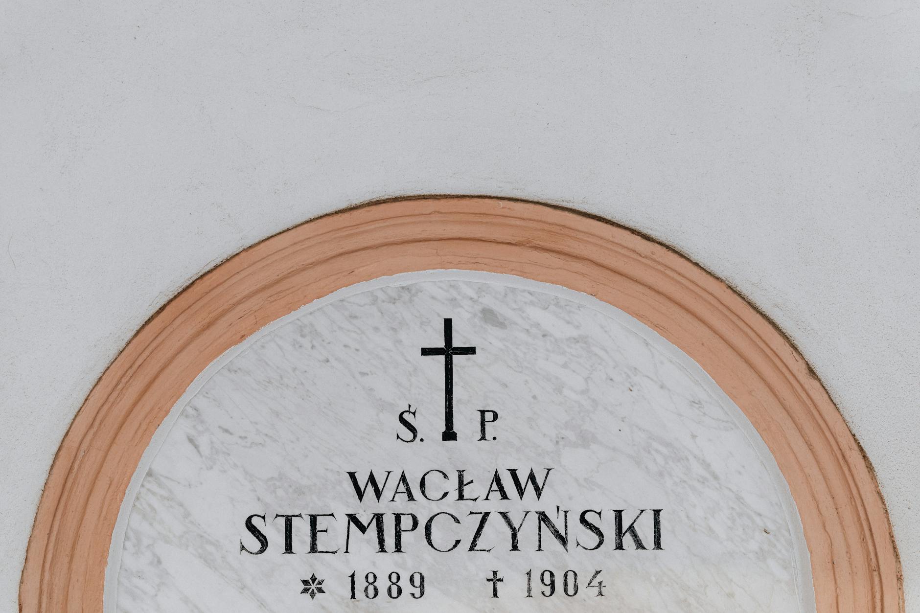 Panorama Tomaszowa Mazowieckiego ukazująca historyczną architekturę i współczesne budynki.